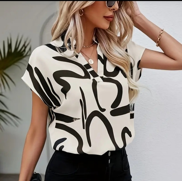 Tops - V-neck print shirt.
